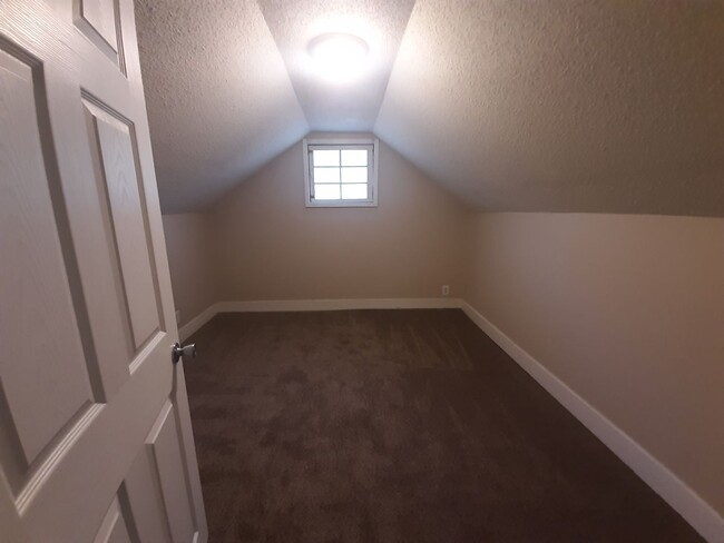 Building Photo - 3 Bedroom, 1 Bathroom home with new kitchen!