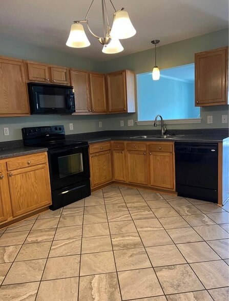 kitchen - 27 E Doris Ave