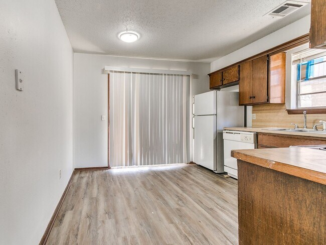 Building Photo - Charming West Norman Duplex