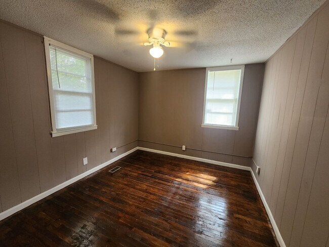 Building Photo - Stunning 3-Bedroom Home with Fresh Modern ...