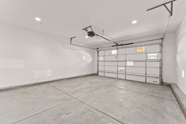 Building Photo - MidTown Gem - Fully Renovated W Large Rooms