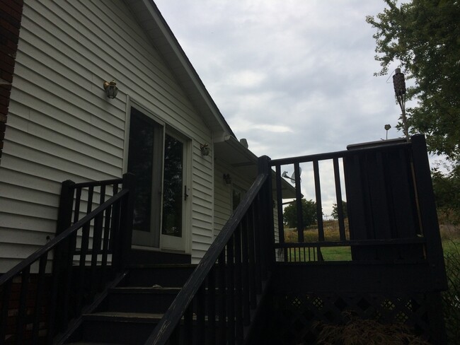 Building Photo - 4 bedroom split entry home 20 mins to Cran...