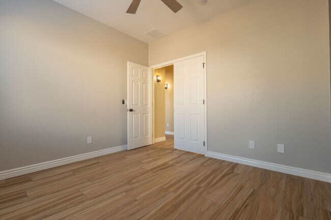 Building Photo - 3 Bedroom 2.5 Bathroom