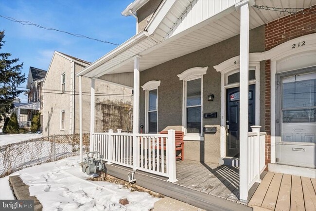 Building Photo - 210 2nd Ave