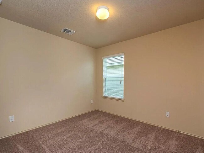 Building Photo - 3 Bed 2 Bath Home with Fenced Back Yard
