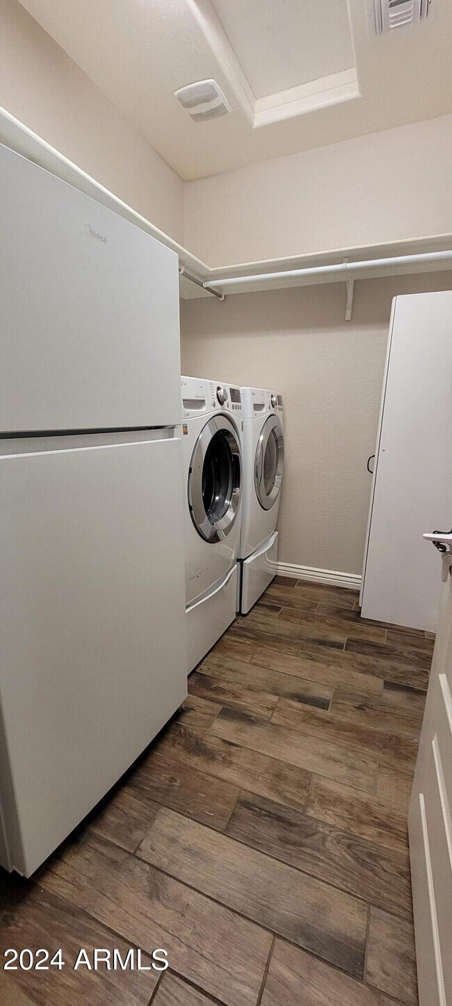 Building Photo - 27057 N Skipping Rock Rd