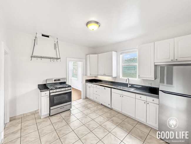 Building Photo - Beautiful 2B 1BA Unit in Hillcrest w/ AC and Private Yard!