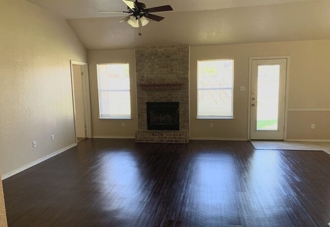 Building Photo - Lovely 3 bedroom 2 bath with Fireplace