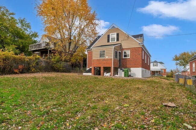 Building Photo - 4923 Lasalle Ave