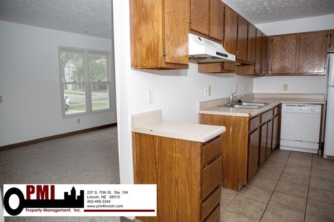 Building Photo - 2 Bedroom and 1 Bathroom Duplex Available ...