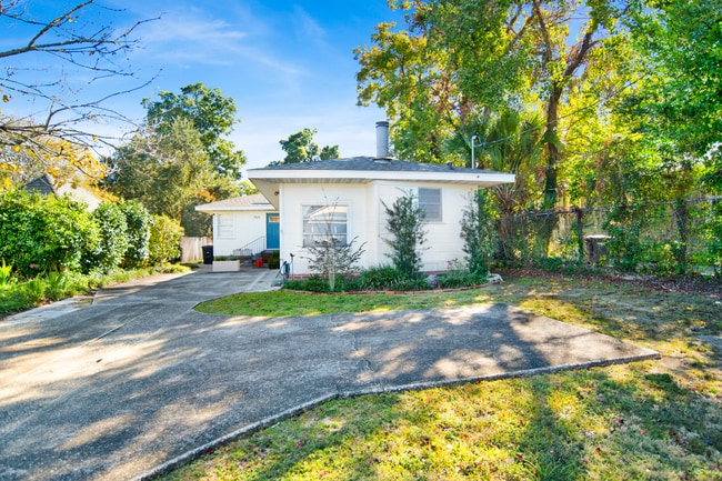 Building Photo - Vintage East Hill Mid-Century Home