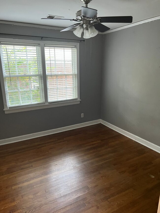 Building Photo - 3 bed, 1 bath near the University of Memphis