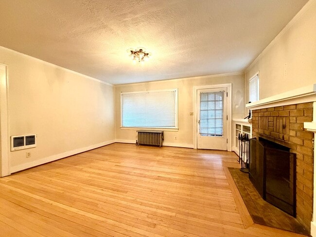Building Photo - Cozy Buckman Charmer~ Quick Access to Big City Amenities~ Onsite Laundry~ Fur Babies Welcome!