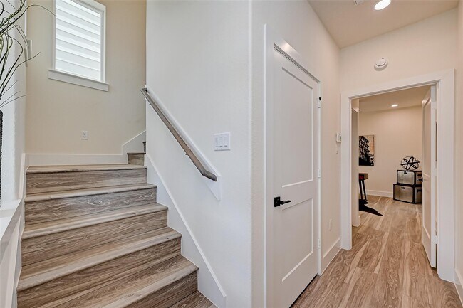 Primary Photo - 2905 Nagle St