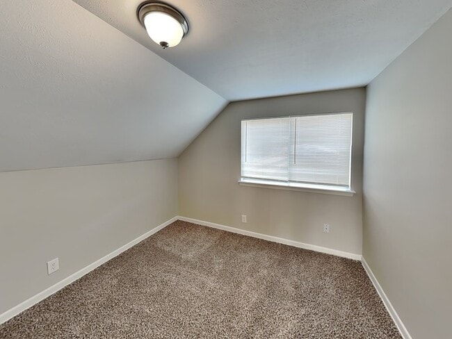 Building Photo - 1514 Regina Ct S