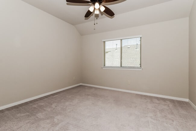 Building Photo - 924 Honey Locust Dr