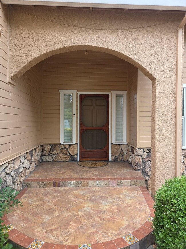 Building Photo - Discover Your Dream Home