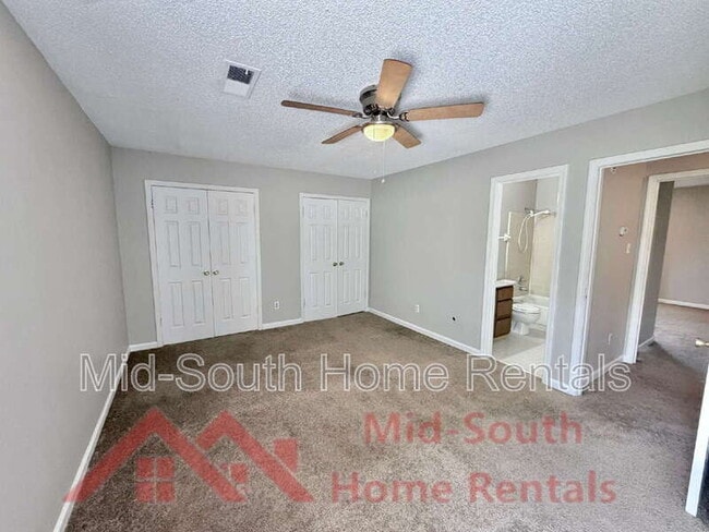 Building Photo - 6007 Hickory Cove