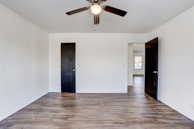 Building Photo - 3 Bed 2 Bath 2 Car Garage in Highly Desired Jenks Schools