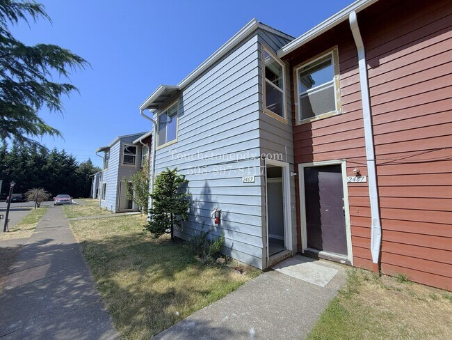 Building Photo - Bright East Portland 3 Bed Apartment Home with Two-Level Layout and Assigned Parking