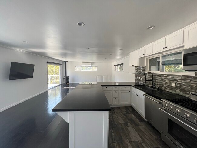 Building Photo - 6121 Glen Holly St