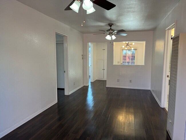 Building Photo - Charming Anaheim Cottage