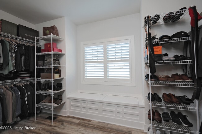 Building Photo - 14000 Glendower Dr