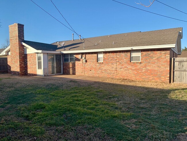 Building Photo - 3 Bed, 2 Bath Home in the Village!