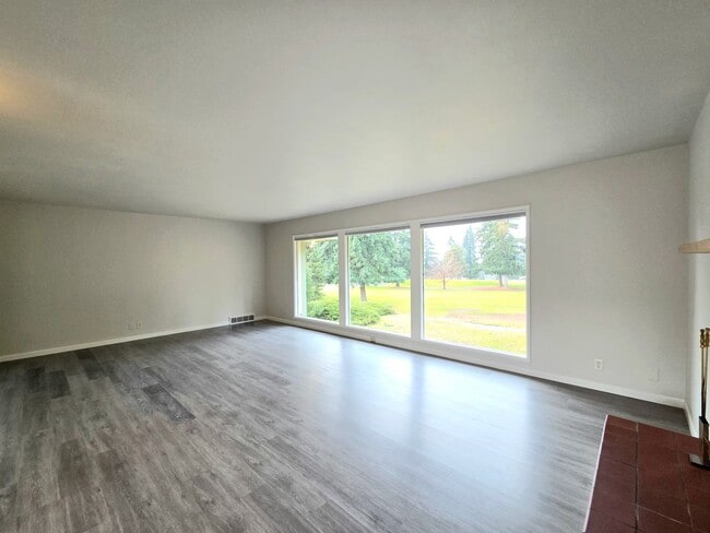 Building Photo - 4 Bed, 2 Bath -- Newly Renovated -- Home on Wenatchee Golf & Country Club's 16th Fairway**