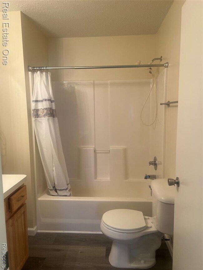 Building Photo - 15815 Lakeside Dr