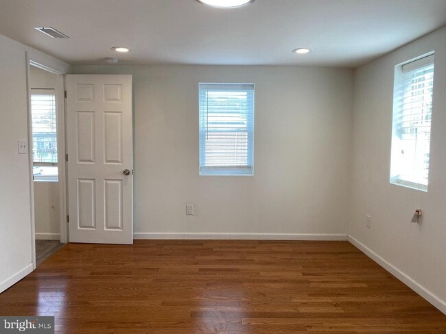 Building Photo - 920 Young St