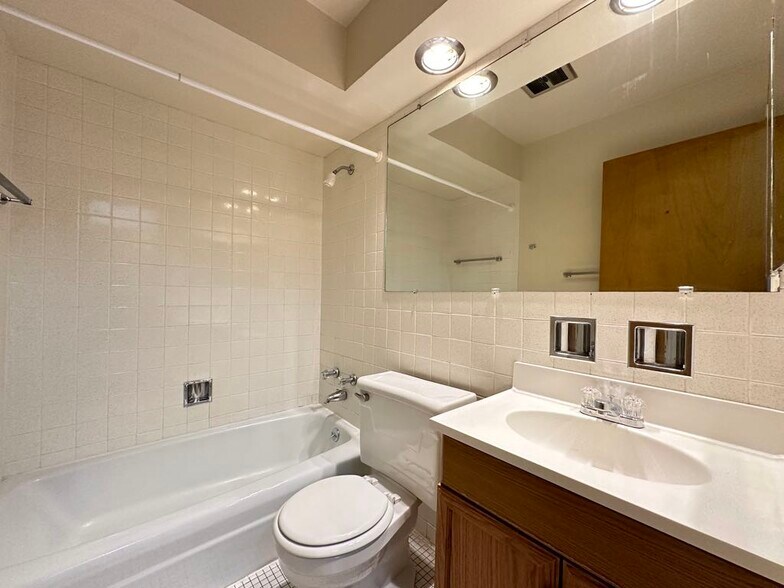 Building Photo - 533 W Aldine Av