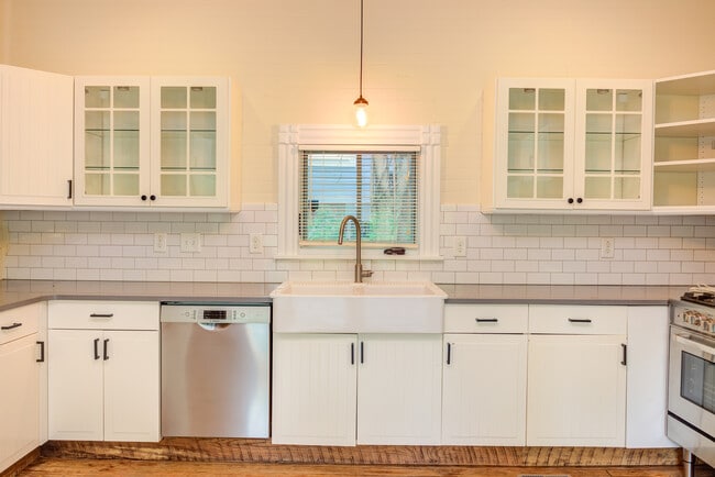 Building Photo - 510 Oakwood Ave