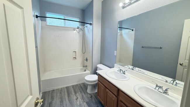 Building Photo - 4 bed 2.5 bath Single Family Home