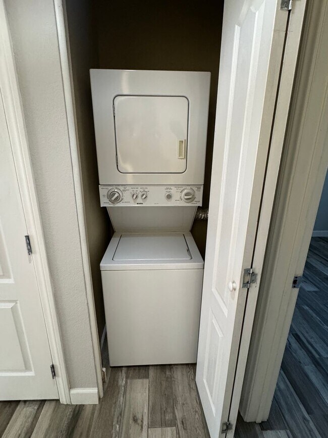 Building Photo - Upgraded One Bedroom One Bathroom condo in Summerlin