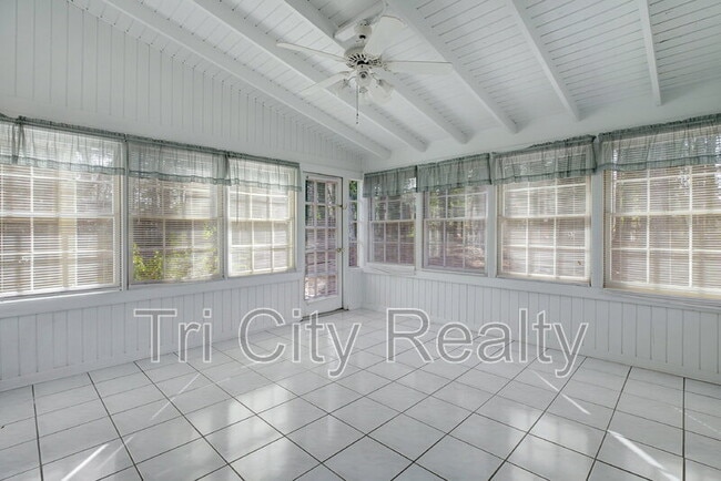 Building Photo - 216 Shadowood Ln