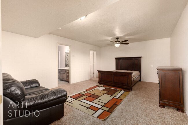 Building Photo - Spacious 3-Bedroom Walk-Out Basement Apartment in Desirable Bloomington Hills