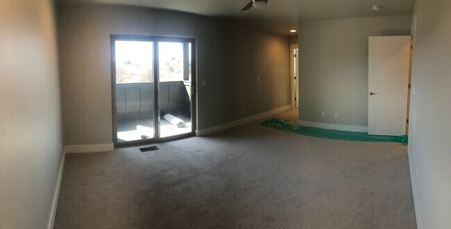 Building Photo - Modern Townhome, Centrally located.