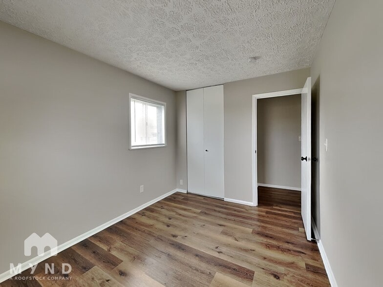 Building Photo - 2911 N Gresham Rd