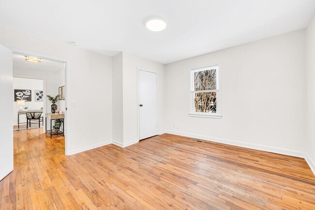 Building Photo - 3 Bed 2 Bath House w/Fenced Yard in East N...