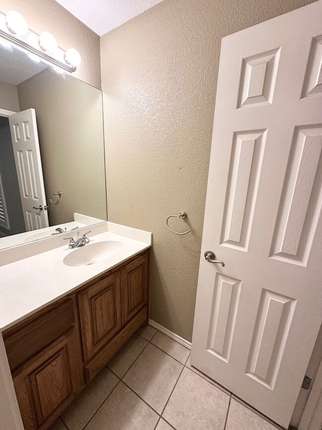 Building Photo - 4 Bed 3 Bath Ready to Rent ASAP!