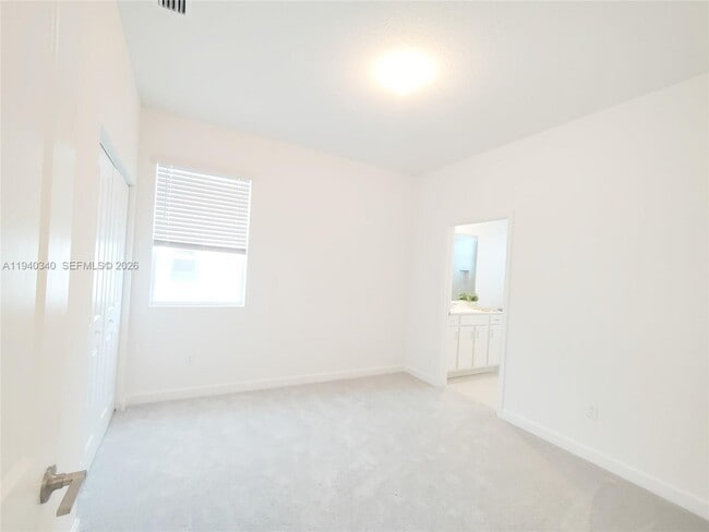 Building Photo - 400 SE Crossoak Ln