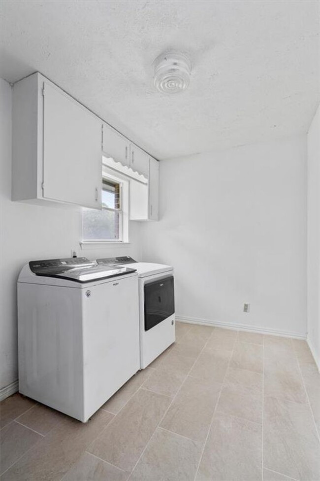 Building Photo - Perfectly Located Home Near Downtown Round...