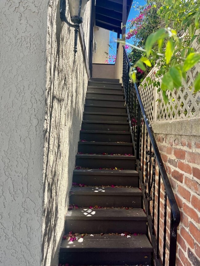 Building Photo - Bright 1.5 bed / 1 bath upstairs apartment...