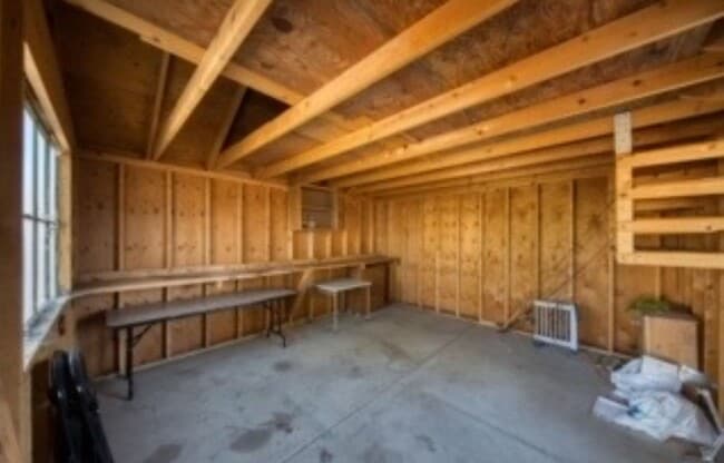 Building Photo - Charming 3 Bedroom Home