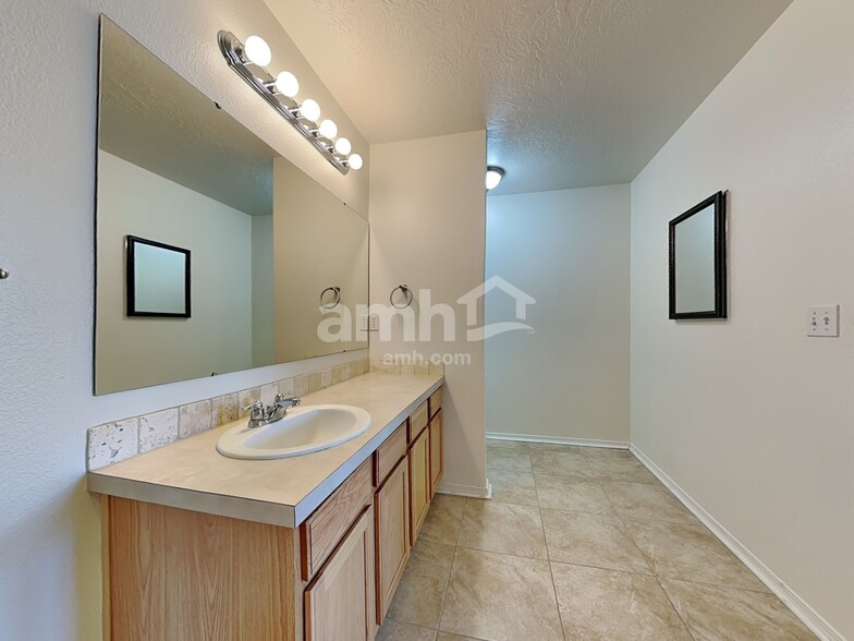 Building Photo - 895 E Folgado Ct