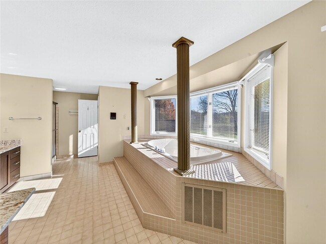 Building Photo - 9 Glen Valley Dr