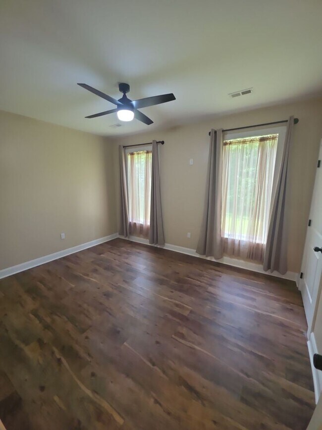 Building Photo - 3 Bedroom House in Sparta