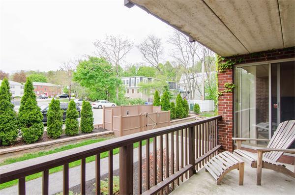 Building Photo - 140 Kenrick St