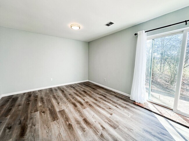 Building Photo - Renovated townhome in Great Alpharetta location